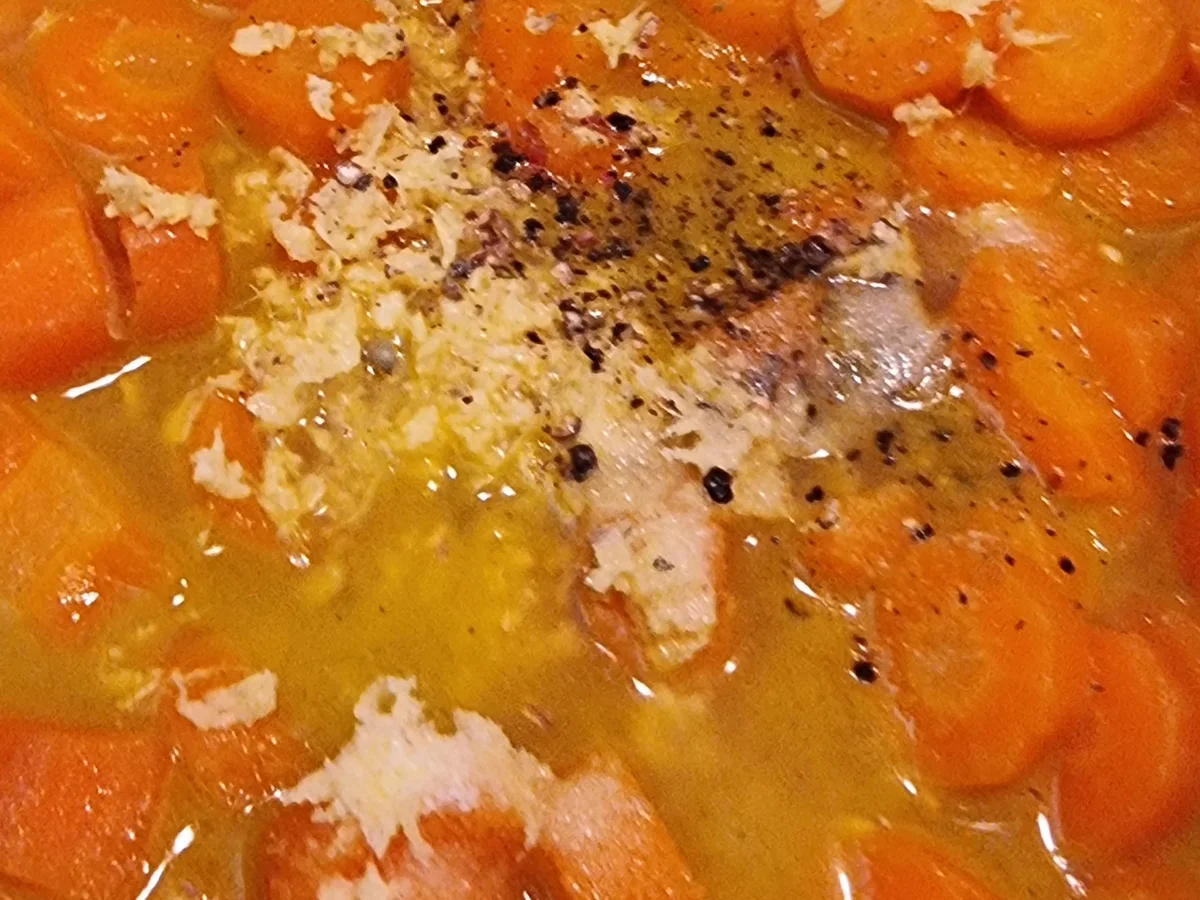 Rezept: Möhren-Zitronen-Suppe mit Möhrengrün-Pesto Bild Nr. 16906 Möhren-Zitronen-Suppe mit Möhrengrün-Pesto - Rezept - Bild Nr. 16906