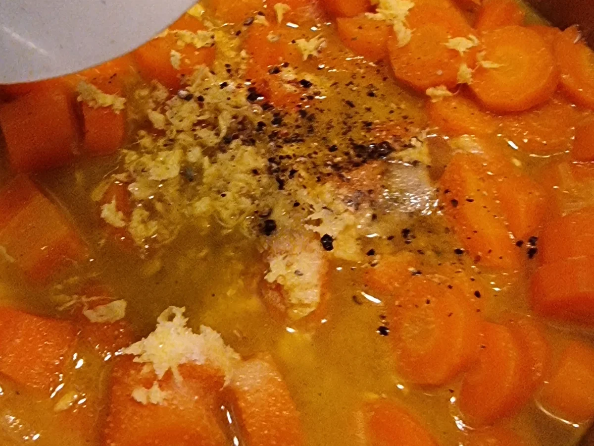 Rezept: Möhren-Zitronen-Suppe mit Möhrengrün-Pesto Bild Nr. 16907 Möhren-Zitronen-Suppe mit Möhrengrün-Pesto - Rezept - Bild Nr. 16907