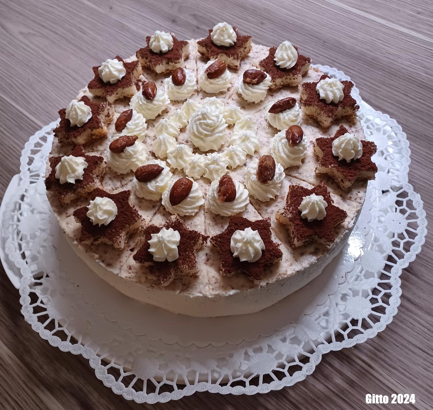 Gebrannte Mandel-Sahne-Torte mit Kirschen - Rezept - kochbar.de