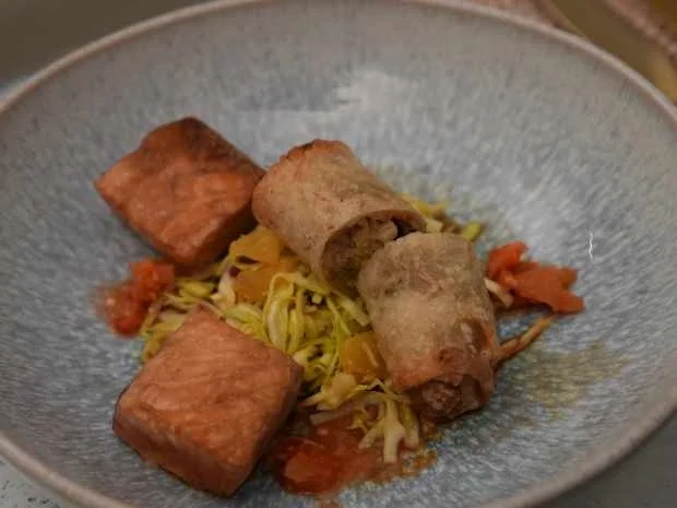 Rezept: Frühlingsrollen auf Krautsalat mit marinierten Lachswürfeln Bild Nr. 16904 Frühlingsrollen auf Krautsalat mit marinierten Lachswürfeln - Rezept - Bild Nr. 16904