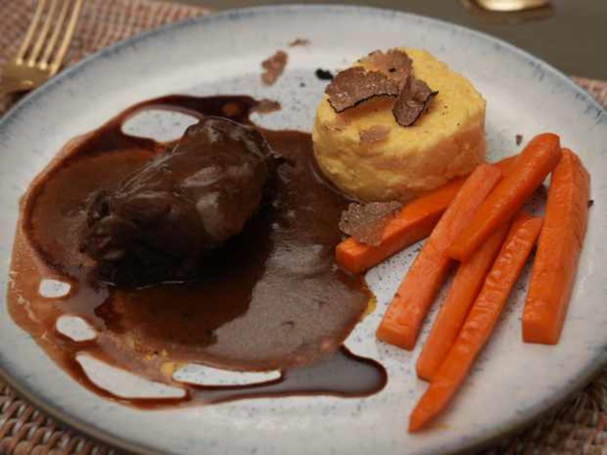 Geschmorte Gänsekeule an Rotweinsauce mit getrüffelter Mascarpone ...