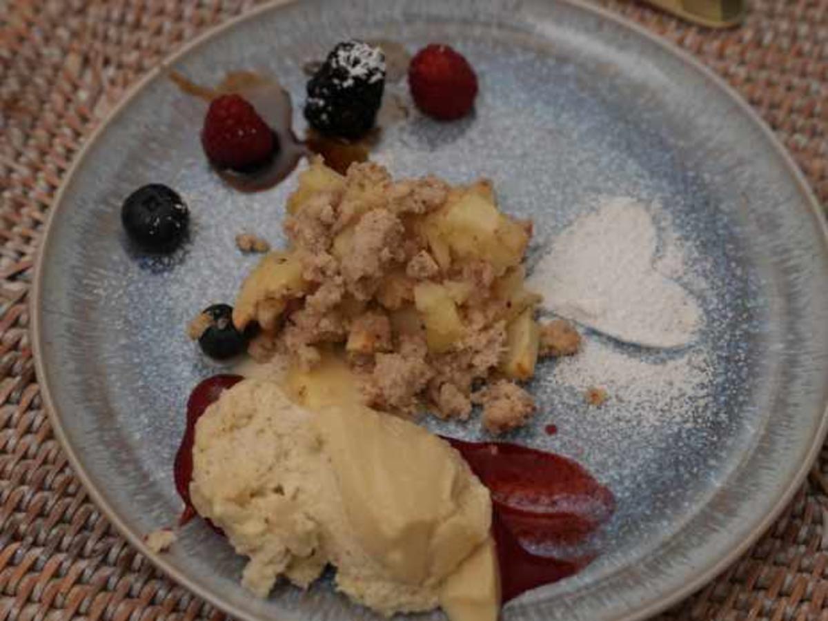 Bayrische Creme auf Beerenspiegel mit Apple Crumble - Rezept - kochbar.de