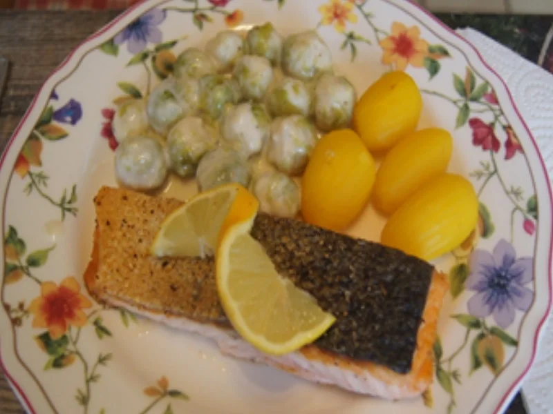 Lachs mit Rahmrosenkohl und Drillingen - Rezept - Bild Nr. 2