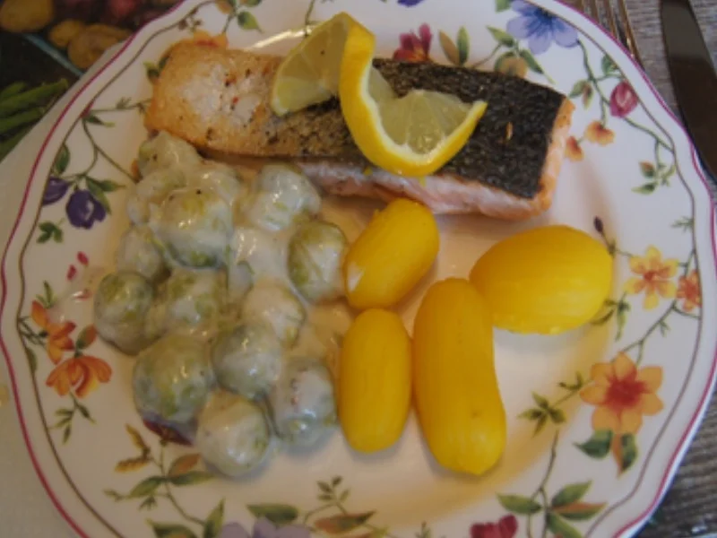 Lachs mit Rahmrosenkohl und Drillingen - Rezept - Bild Nr. 12