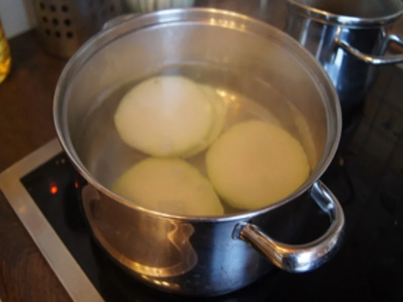 Kohlrabi-Schnitzel mit Erbsen-Kohlrabi-Rahm-Gemüse und Pellkartoffel-Drillingen - Rezept - Bild Nr. 16906