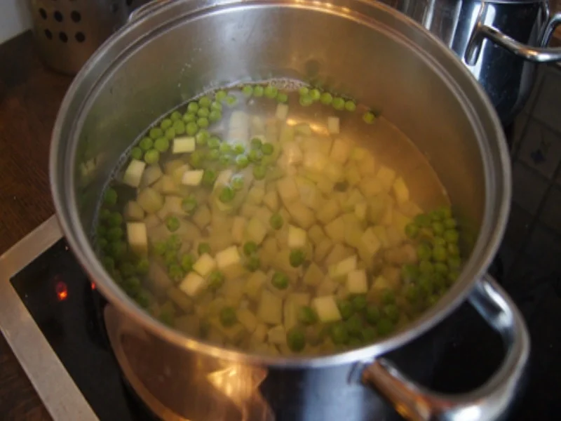 Kohlrabi-Schnitzel mit Erbsen-Kohlrabi-Rahm-Gemüse und Pellkartoffel-Drillingen - Rezept - Bild Nr. 16915