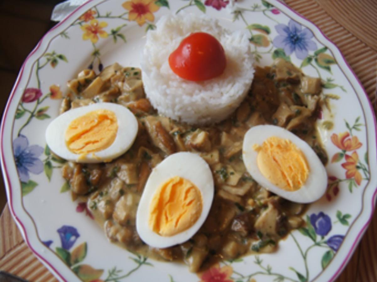Gekochte Eier auf Rahm-Steinpilzen mit Basmatireis - Rezept - kochbar.de