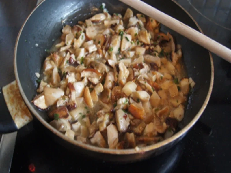 Gekochte Eier auf Rahm-Steinpilzen mit Basmatireis - Rezept - Bild Nr. 16910