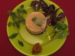 Rezept: Krabbentatar mit Tomaten-Gelee, Mango-Chili-Chutney und frittiertem Basilikum Krabbentatar mit Tomaten-Gelee, Mango-Chili-Chutney und frittiertem Basilikum - Rezept