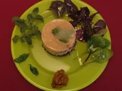 Krabbentatar mit Tomaten-Gelee, Mango-Chili-Chutney und frittiertem Basilikum - Rezept