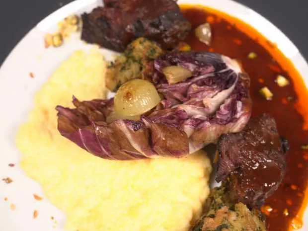 Rezept: Ochsenbäckchen mit Spinatknödel, Radicchiosalat und Mascarpone-Polenta Bild Nr. 16904 Ochsenbäckchen mit Spinatknödel, Radicchiosalat und Mascarpone-Polenta - Rezept - Bild Nr. 16904