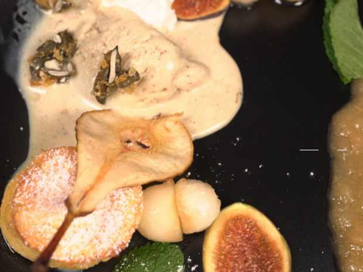 Kürbiskernöl-Eis mit karamellisierten Kürbiskernen und Grieß-Soufflee ...