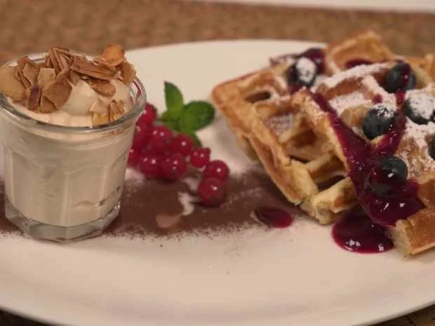 Rezept: Belgische Waffel mit Beerenkompott und Amarettiniparfait Bild Nr. 16928 Belgische Waffel mit Beerenkompott und Amarettiniparfait - Rezept - Bild Nr. 16928