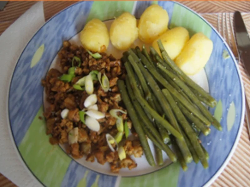 Rezept: Pellkartoffel-Drillinge mit Putenhack-Stippe und Kenia-Bohnen Bild Nr. 16929 Pellkartoffel-Drillinge mit Putenhack-Stippe und Kenia-Bohnen - Rezept - Bild Nr. 16929