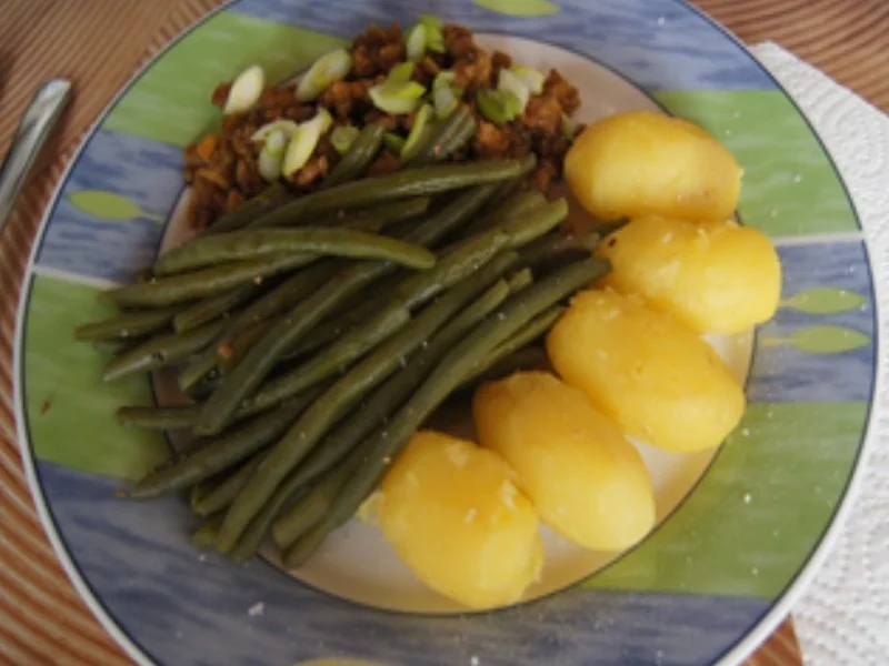 Rezept: Pellkartoffel-Drillinge mit Putenhack-Stippe und Kenia-Bohnen Bild Nr. 16940 Pellkartoffel-Drillinge mit Putenhack-Stippe und Kenia-Bohnen - Rezept - Bild Nr. 16940