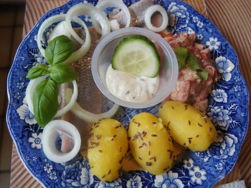 Matjesfilet Nordischer Art mit Sylter Sauce, Tomatensalat und Kümmel ...