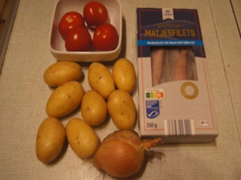 Matjesfilet-Nordischer Art mit Sylter-Sauce, Tomatensalat und Kümmel-Pellkartoffeln - Rezept - Bild Nr. 3