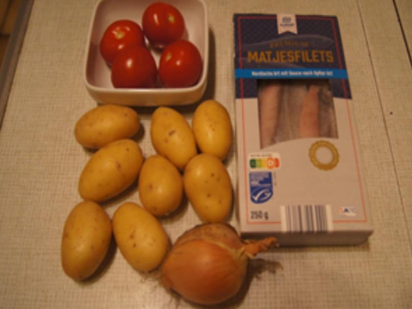 Matjesfilet Nordischer Art mit Sylter Sauce, Tomatensalat und Kümmel ...