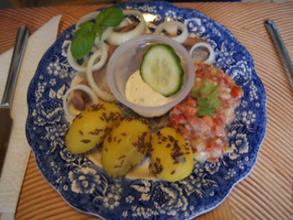 Matjesfilet-Nordischer Art mit Sylter-Sauce, Tomatensalat und Kümmel-Pellkartoffeln - Rezept - Bild Nr. 5
