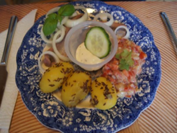 Matjesfilet Nordischer Art mit Sylter Sauce, Tomatensalat und Kümmel ...