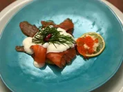 Geräucherter Lachs auf Rösti mit Sour Cream und Dill - Rezept - Bild Nr. 16930