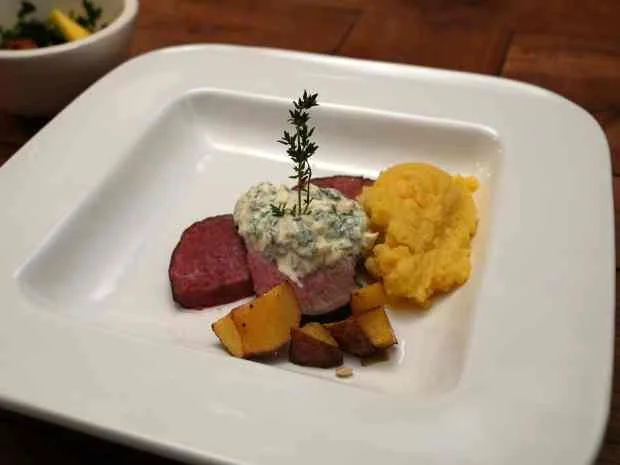Rezept: Roastbeef mit Kartoffel-Polenta-Püree und rote Ofenkartoffeln Bild Nr. 3 Roastbeef mit Kartoffel-Polenta-Püree und rote Ofenkartoffeln - Rezept - Bild Nr. 3