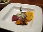 Rezept: Roastbeef mit Kartoffel-Polenta-Pรผree und rote Ofenkartoffeln Bild Nr. 3 Roastbeef mit Kartoffel-Polenta-Pรผree und rote Ofenkartoffeln - Rezept - Bild Nr. 3