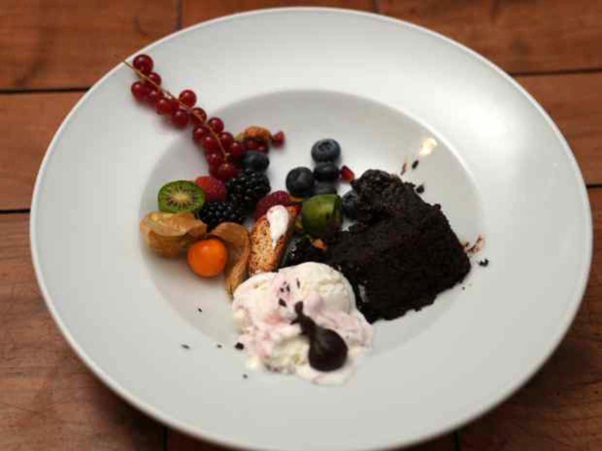 Schokotraum mit Joghurteis und Früchten Rezept kochbar de