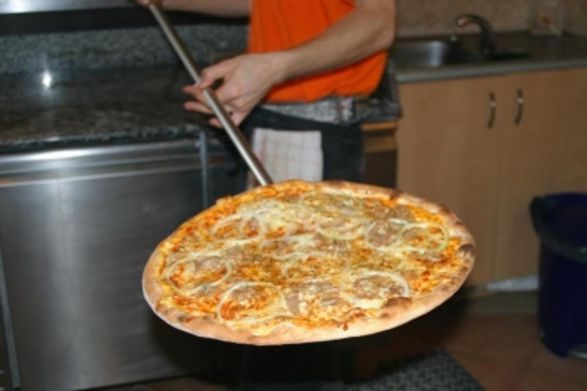 PIZZA al TONNO - Rezept