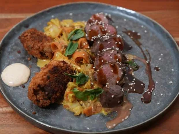 Rehrücken mit Braten-Teriyaki Soße, Korokken und China-Spitzkohl-Rahm - Rezept - Bild Nr. 16931