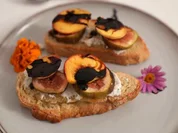 Thymian-Baguette mit Feige und Pfirsich auf einer Balsamico-Reduktion - Rezept - Bild Nr. 3