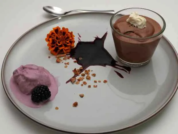 Schokomousse mit Chili und Brombeereis - Rezept - Bild Nr. 3