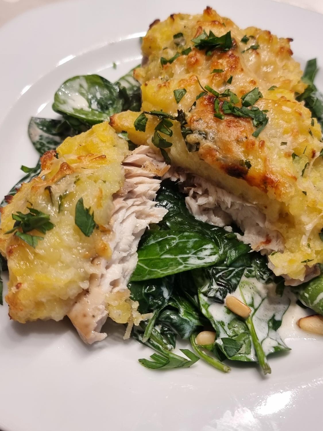 Wildlachsfilet mit Kartoffelkruste auf Spinat - Rezept - kochbar.de