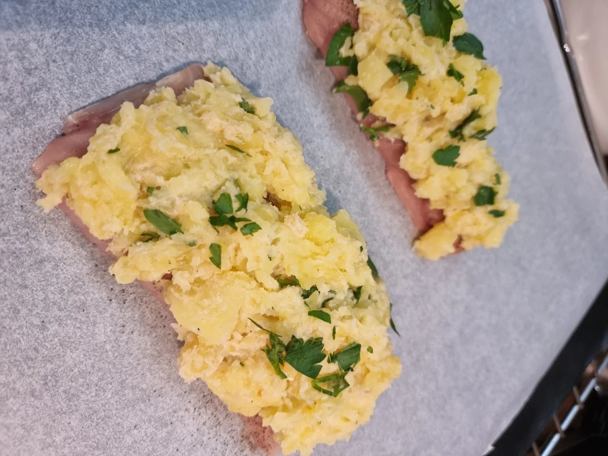 Rezept: Wildlachsfilet mit Kartoffelkruste auf Spinat Bild Nr. 16938 Wildlachsfilet mit Kartoffelkruste auf Spinat - Rezept - Bild Nr. 16938