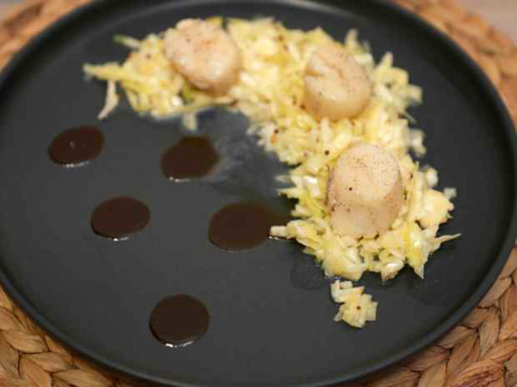 Jakobsmuscheln mit Spitzkohl Salat und Sojareduktion - von Das perfekte ... Jakobsmuscheln mit Spitzkohl Salat und Sojareduktion - von Das perfekte ...