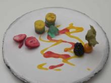 Regenbogentörtchen an zwei Fruchtspiegeln und frischem Obst - Rezept - Bild Nr. 16931