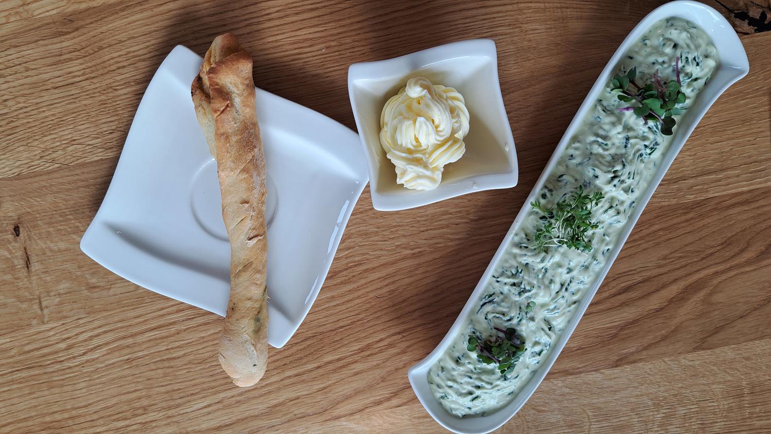 Bärlauchaufstrich mit Kräuterstangerl - Rezept - kochbar.de