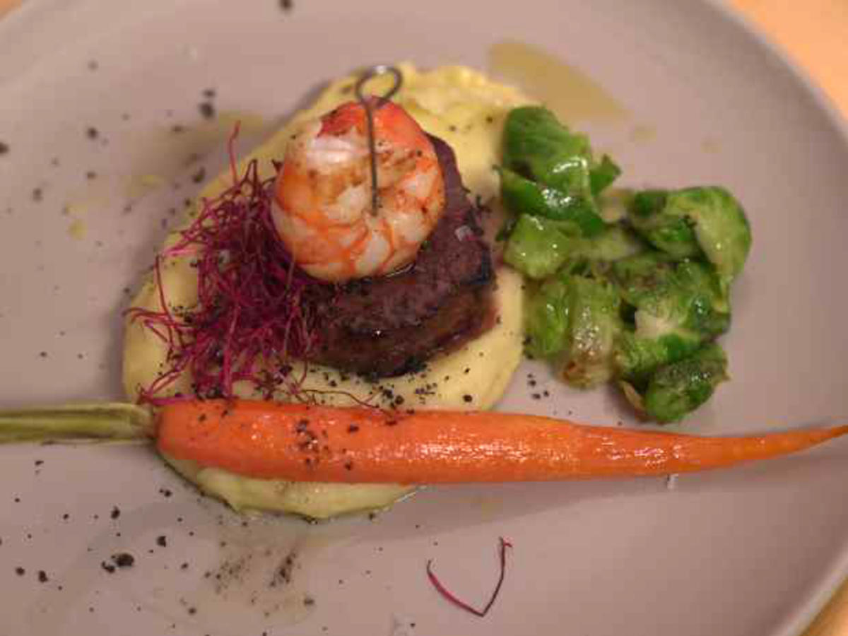 Surf and Turf auf Kartoffelcreme mit Rosenkohl und Garnele - Rezept ...