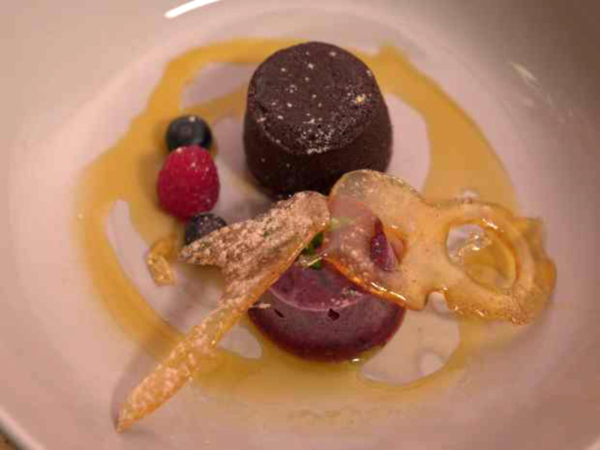 Schokoladentörtchen mit Sorbet und Passionsfrucht-Püree - Rezept ...