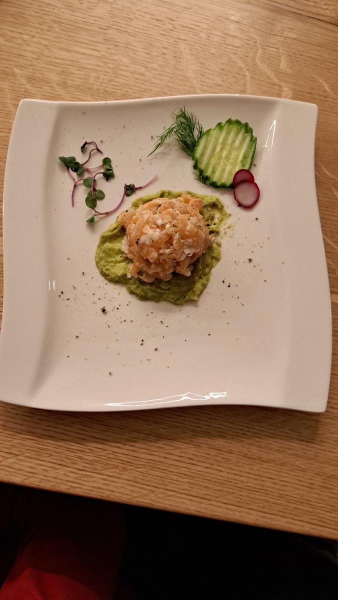 Lachstatare auf Avokado, Gebäck - Rezept - Bild Nr. 2