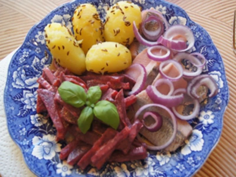 Rezept: Räuchermatjesfilet mit Rote-Bete-Sala und Kümmel-Pellkartoffeln Bild Nr. 16933 Räuchermatjesfilet mit Rote-Bete-Sala und Kümmel-Pellkartoffeln - Rezept - Bild Nr. 16933