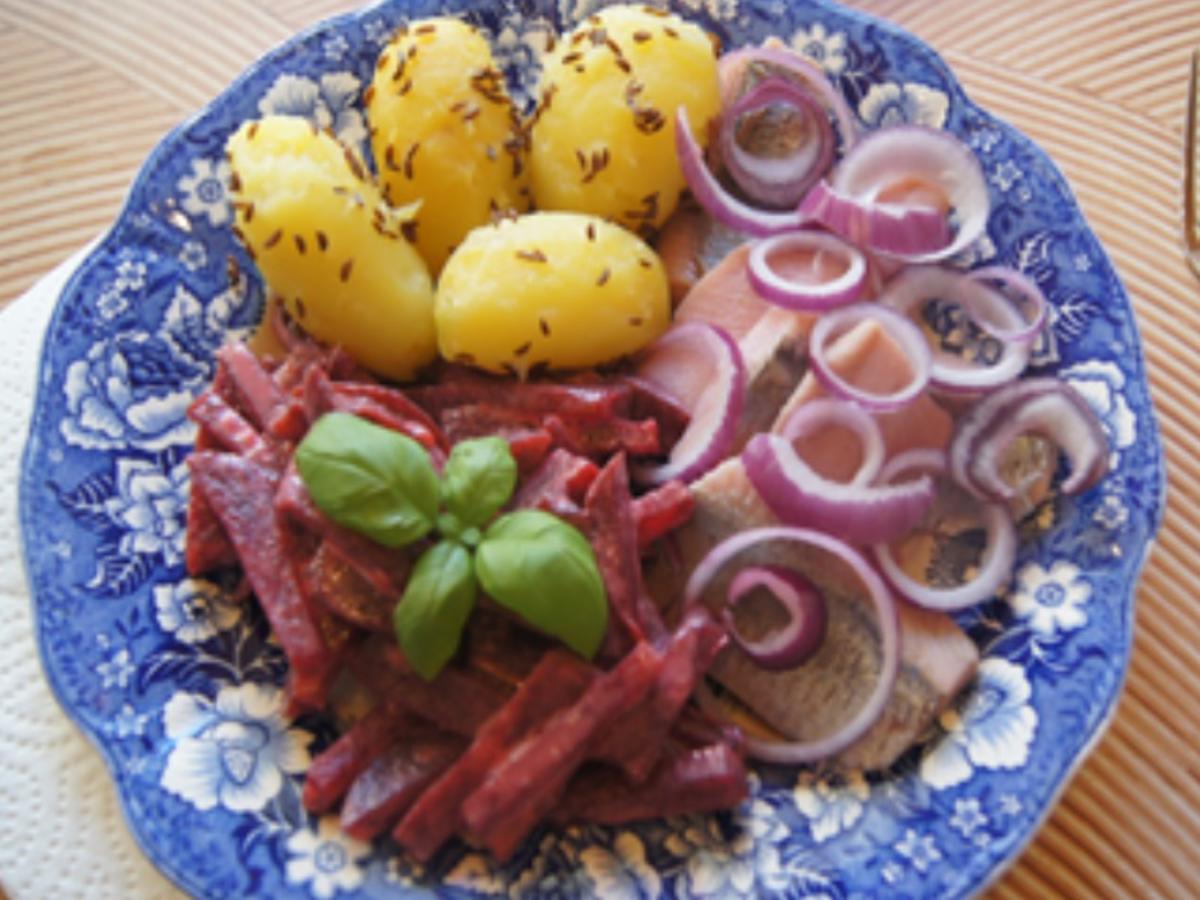 Räuchermatjesfilet mit Rote-Bete-Sala und Kümmel-Pellkartoffeln ...