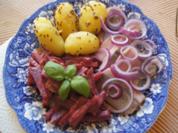 Räuchermatjesfilet mit Rote-Bete-Sala und Kümmel-Pellkartoffeln - Rezept - Bild Nr. 16933