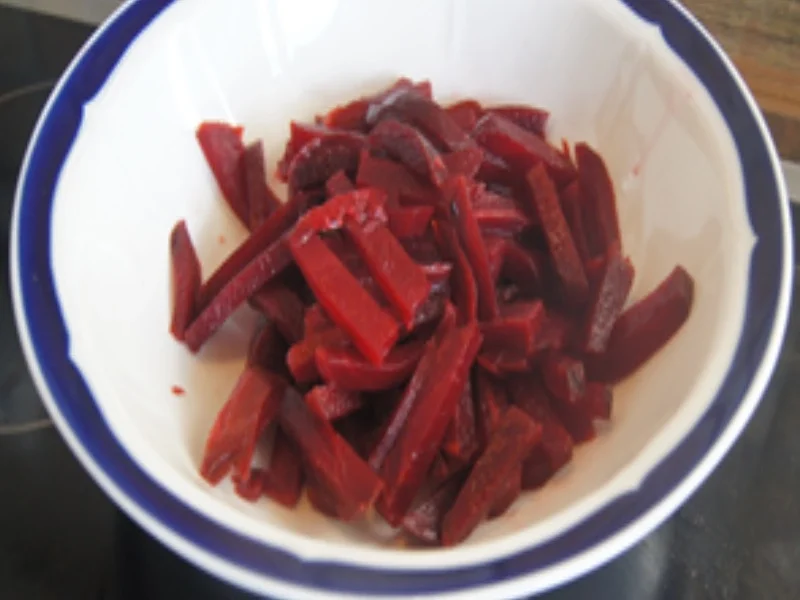 Rezept: Räuchermatjesfilet mit Rote-Bete-Sala und Kümmel-Pellkartoffeln Bild Nr. 16937 Räuchermatjesfilet mit Rote-Bete-Sala und Kümmel-Pellkartoffeln - Rezept - Bild Nr. 16937