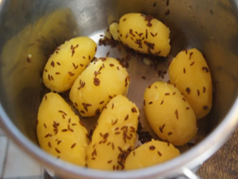 Rezept: Räuchermatjesfilet mit Rote-Bete-Sala und Kümmel-Pellkartoffeln Bild Nr. 16940 Räuchermatjesfilet mit Rote-Bete-Sala und Kümmel-Pellkartoffeln - Rezept - Bild Nr. 16940