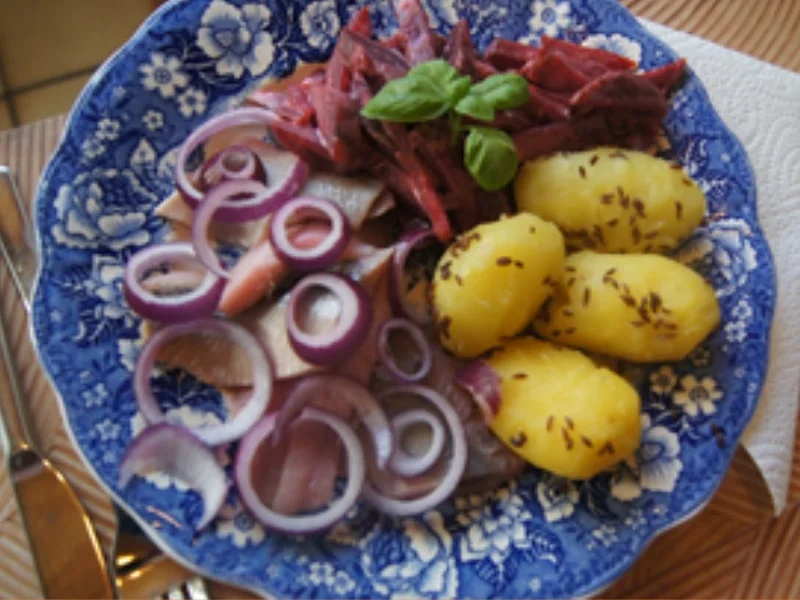 Rezept: Räuchermatjesfilet mit Rote-Bete-Sala und Kümmel-Pellkartoffeln Bild Nr. 16942 Räuchermatjesfilet mit Rote-Bete-Sala und Kümmel-Pellkartoffeln - Rezept - Bild Nr. 16942