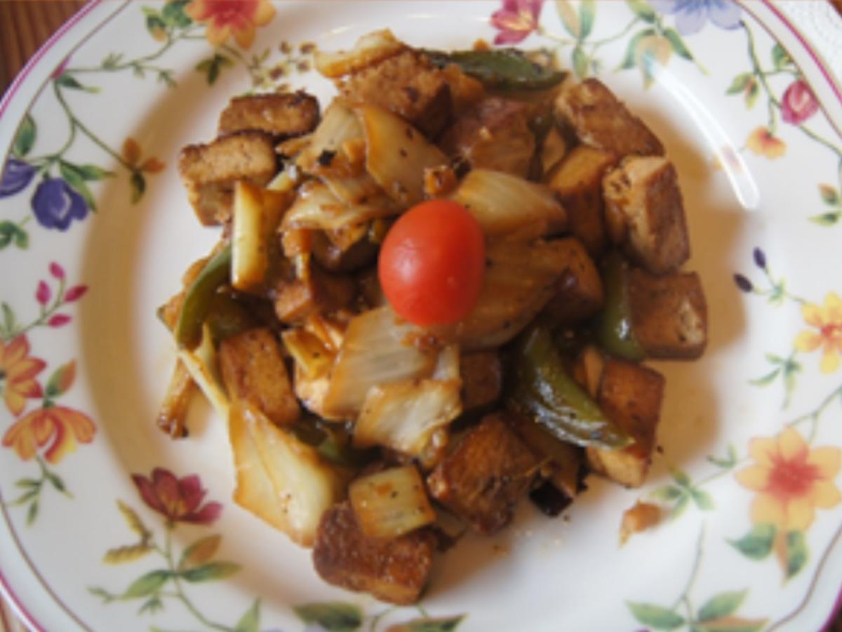 Pfannengerührter Chinakohl mit grüner Paprika und Tofu - Rezept ...