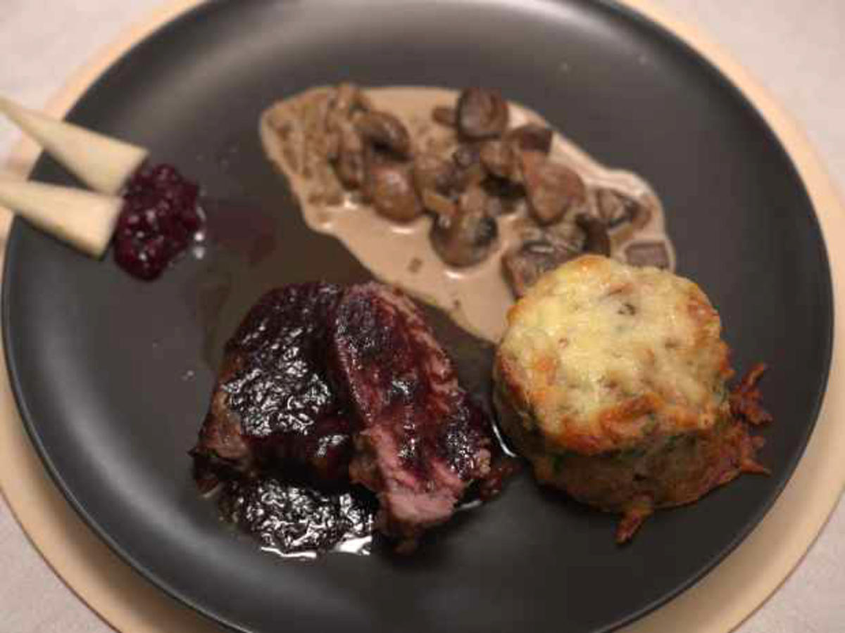 Wildschweinfilet mit Pilzen, Serviettenkuchen und Kölner Dom aus Birne ...