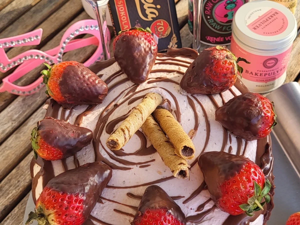 Rezept: BiNe` S ERDBEER - SCHOKOTORTE Bild Nr. 9 BiNe` S ERDBEER - SCHOKOTORTE - Rezept - Bild Nr. 9