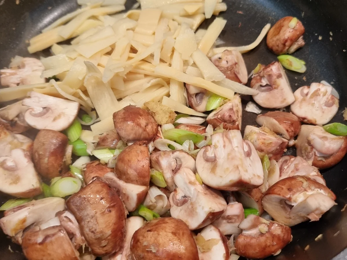 Rezept: Asia-Nudel mit Champignons Bild Nr. 16942 Asia-Nudel mit Champignons - Rezept - Bild Nr. 16942